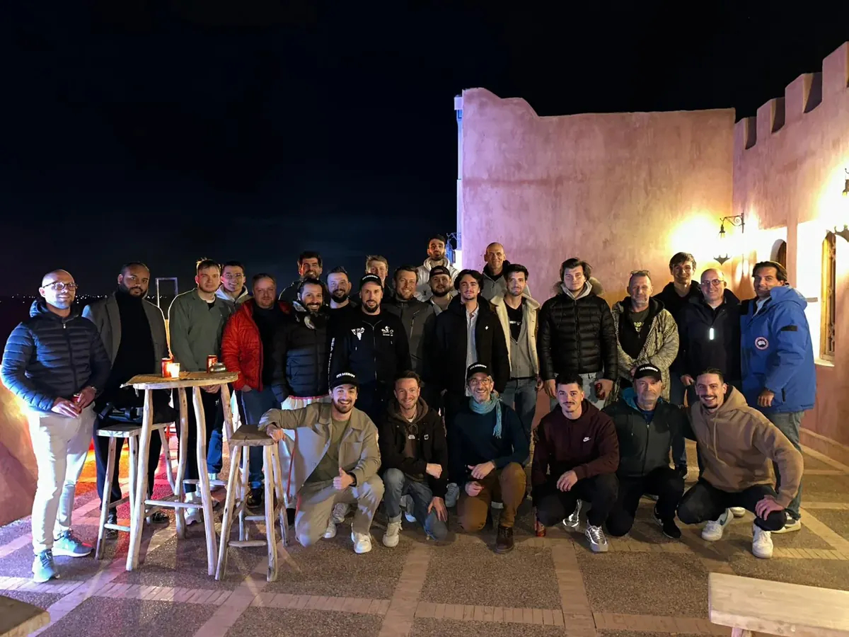 Des membres du Merov Club réunis lors d'un événement